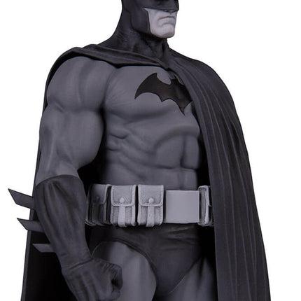 Czarno-biały posąg Batmana Batman (wersja 3) autorstwa Jima Lee 18 cm