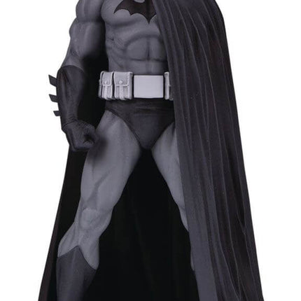 Czarno-biały posąg Batmana Batman (wersja 3) autorstwa Jima Lee 18 cm