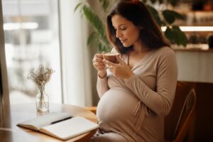 découvrez les effets de la consommation de café pendant la grossesse, ses risques potentiels et les recommandations pour un usage sécurisé.